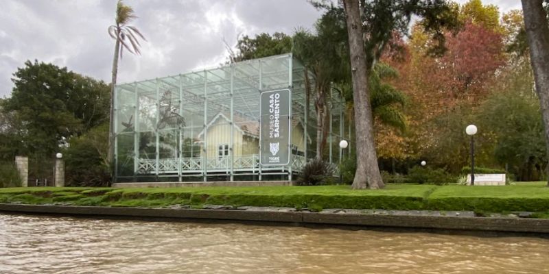 casa preservada em redoma de vidro em frente ao rio