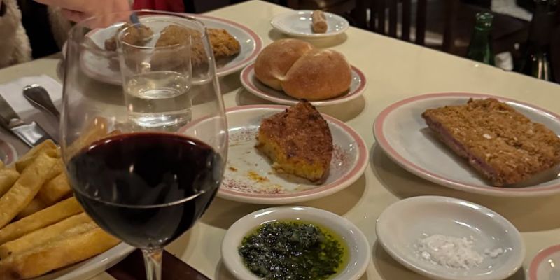 mesa com vinho e aperitivos